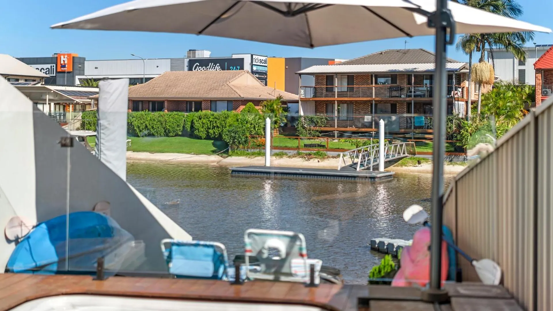 Lux Waterfront Villa With Magnesium Spa - The Goldie Villa