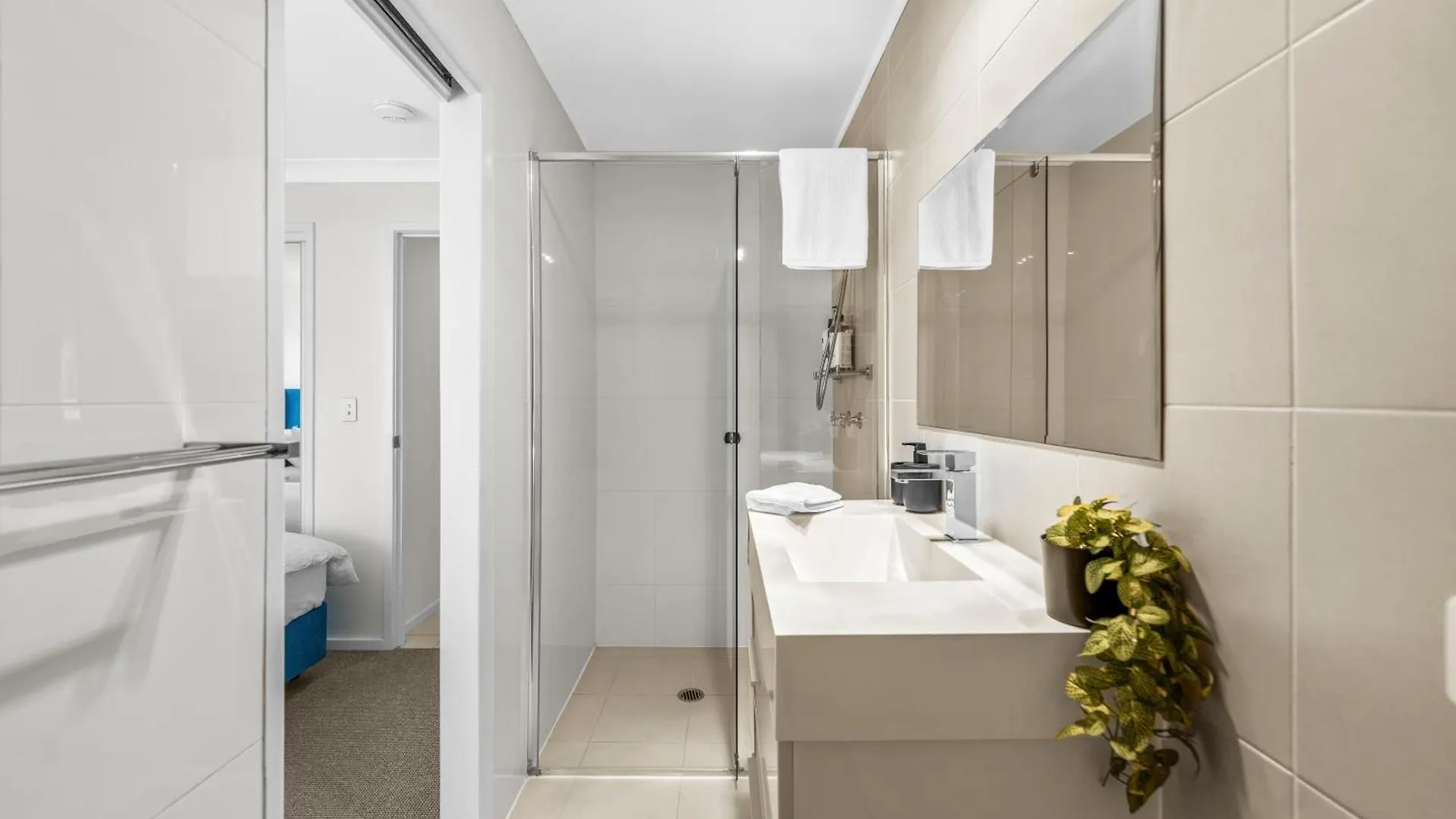 Villa Lux Waterfront Villa With Magnesium Spa - The Goldie *