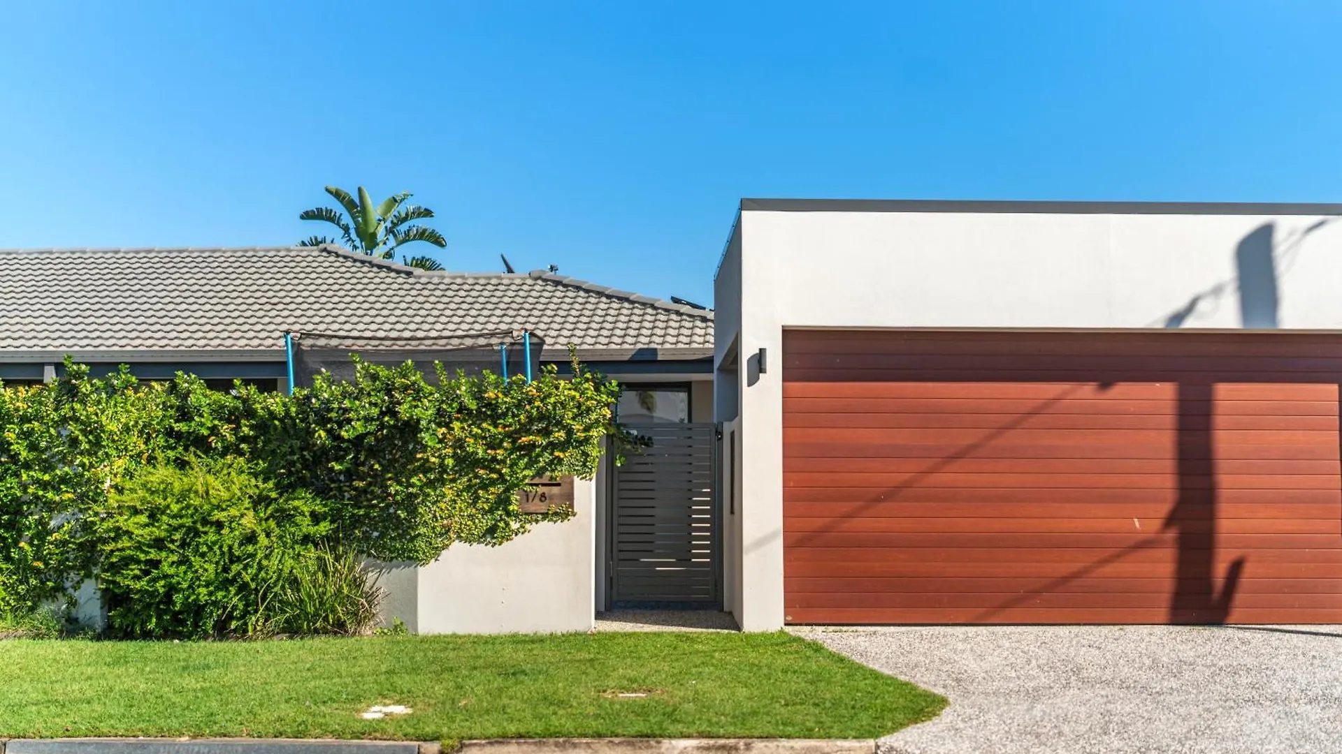 Lux Waterfront Villa With Magnesium Spa - The Goldie