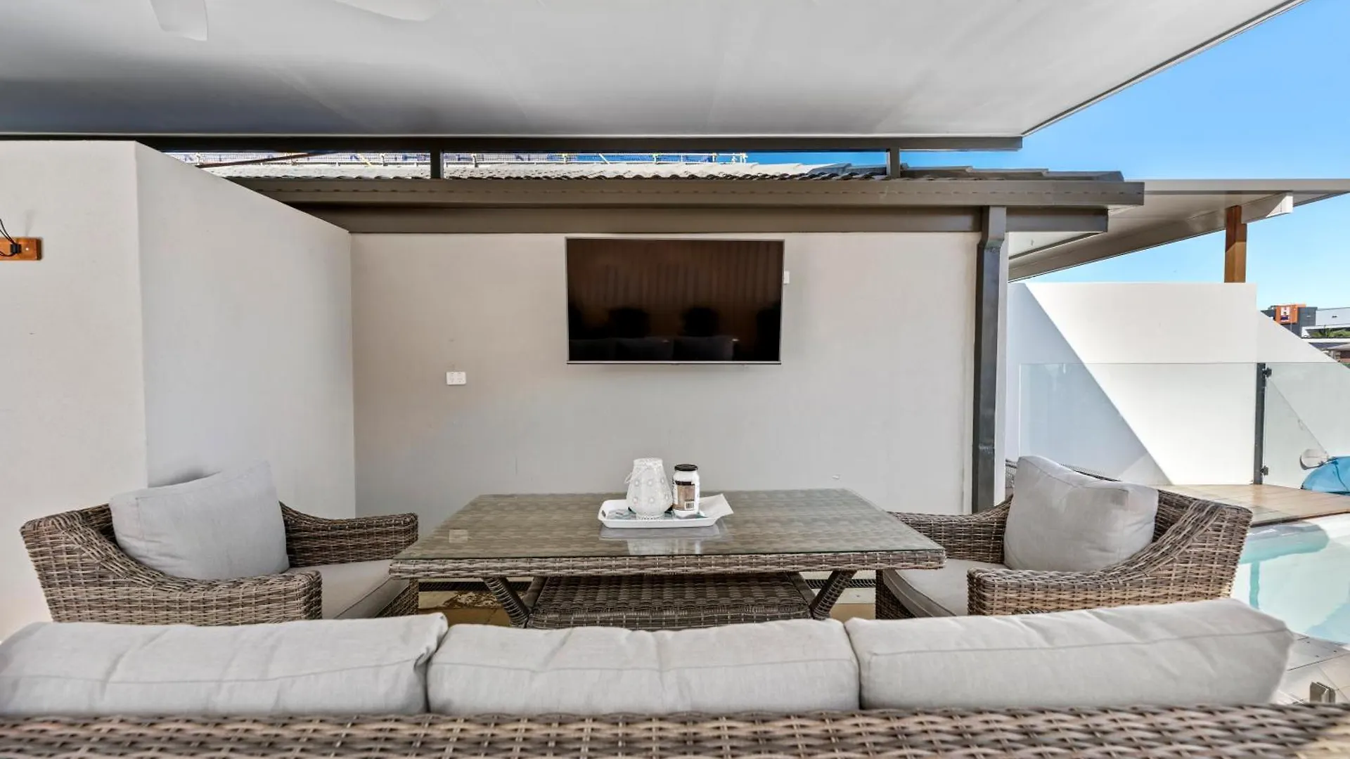 Lux Waterfront Villa With Magnesium Spa - The Goldie *
