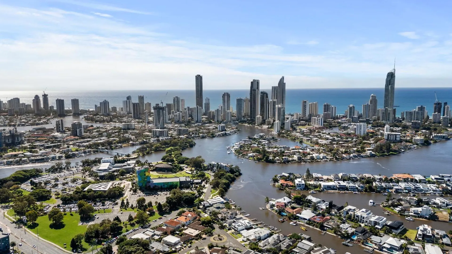 Lux Waterfront Villa With Magnesium Spa - The Goldie * Gold Coast