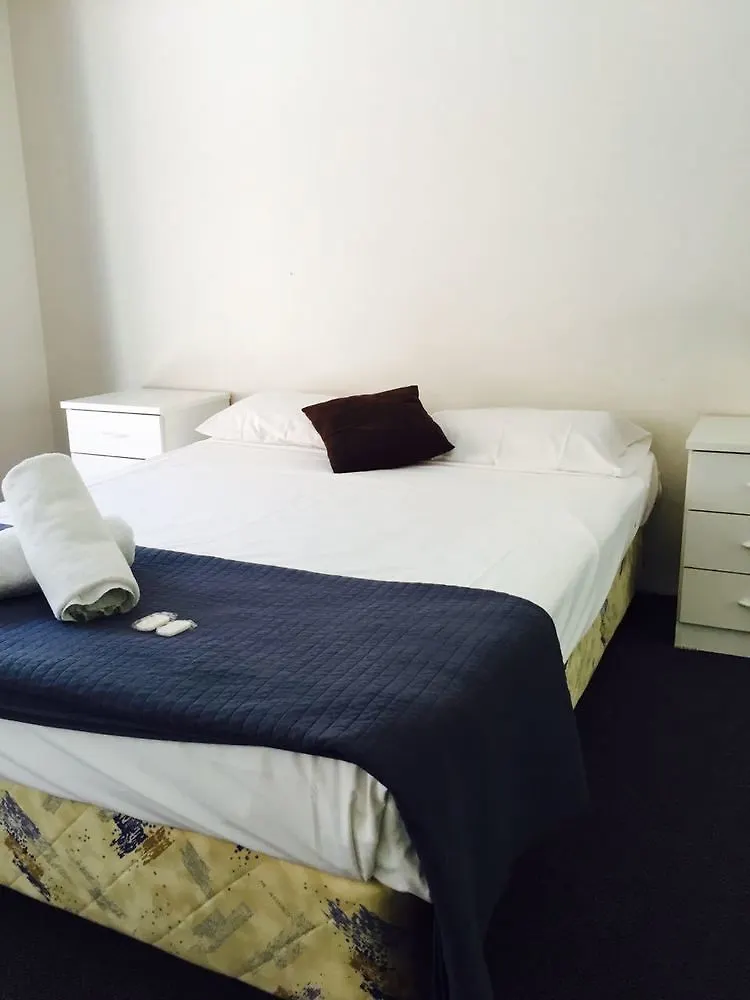 מלון Surfers Tradewinds 3*