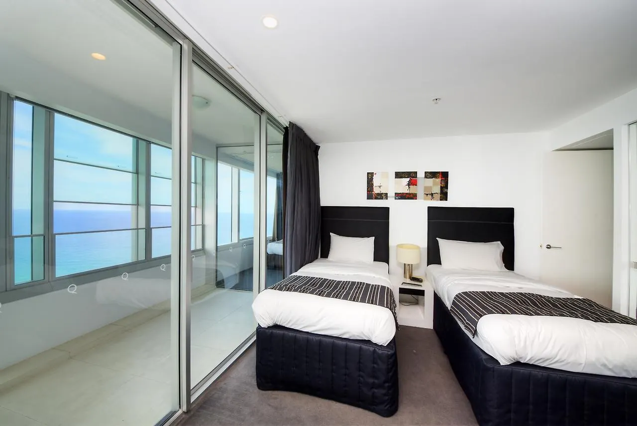 Private With Ocean Views At Q1 Apartmán