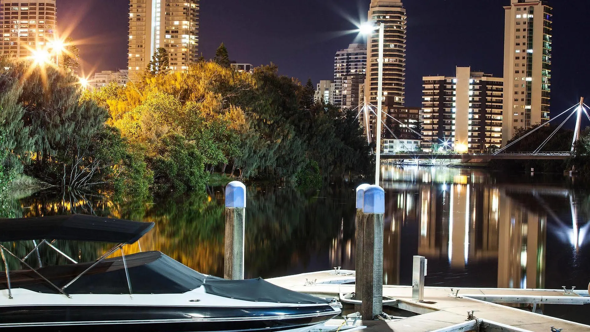 Capricorn One Beachside - Official Aparthotel Gold Coast