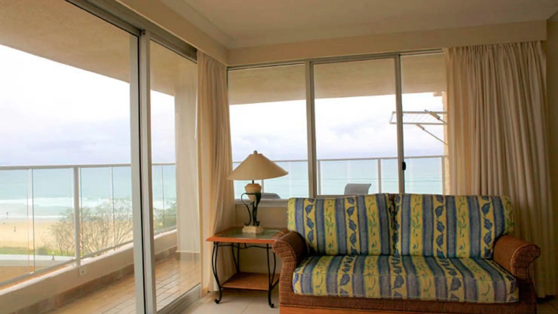 Pacific Surf Absolute Beachfront Aparthotel 3*