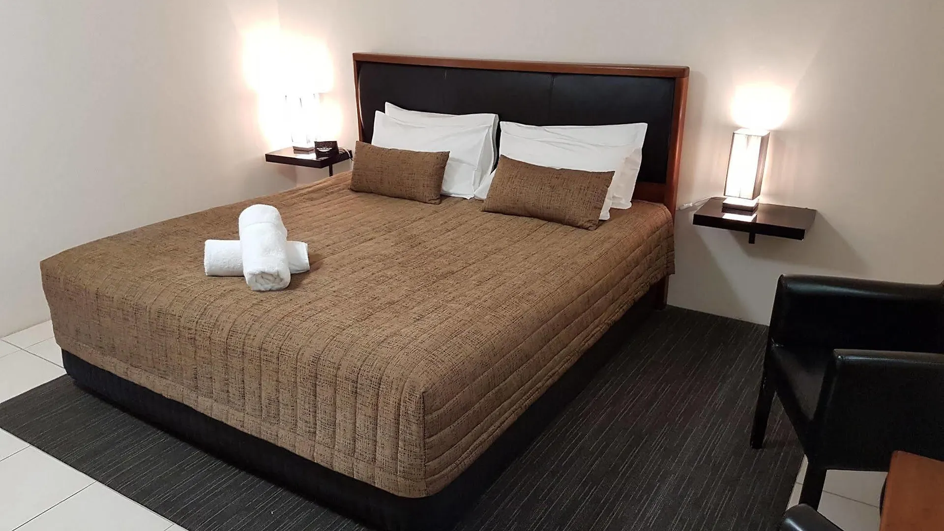 Airport - Only 300 Meters To Airport Terminal Motel