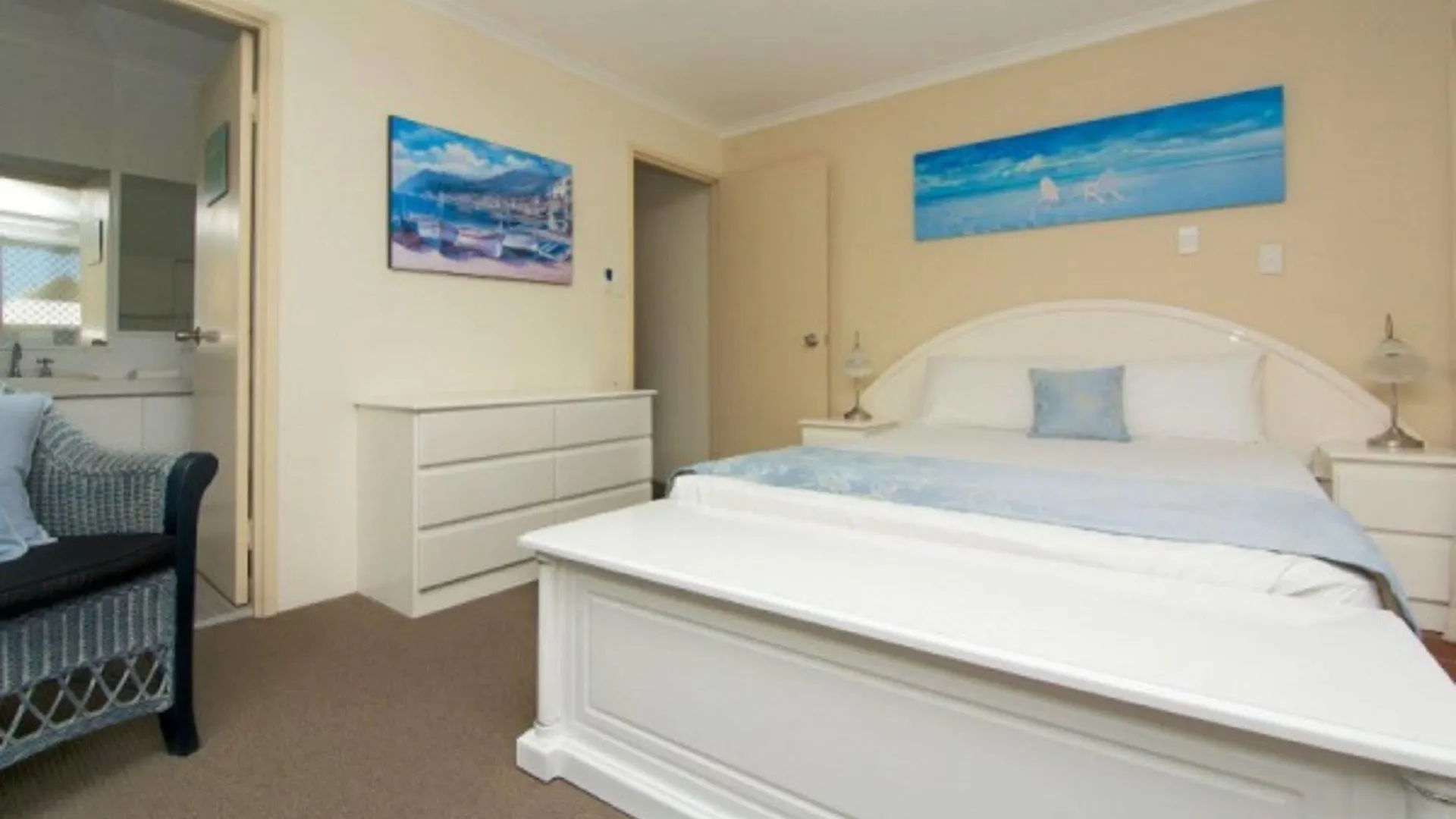 Crystal Beachfront Aparthotel 3*