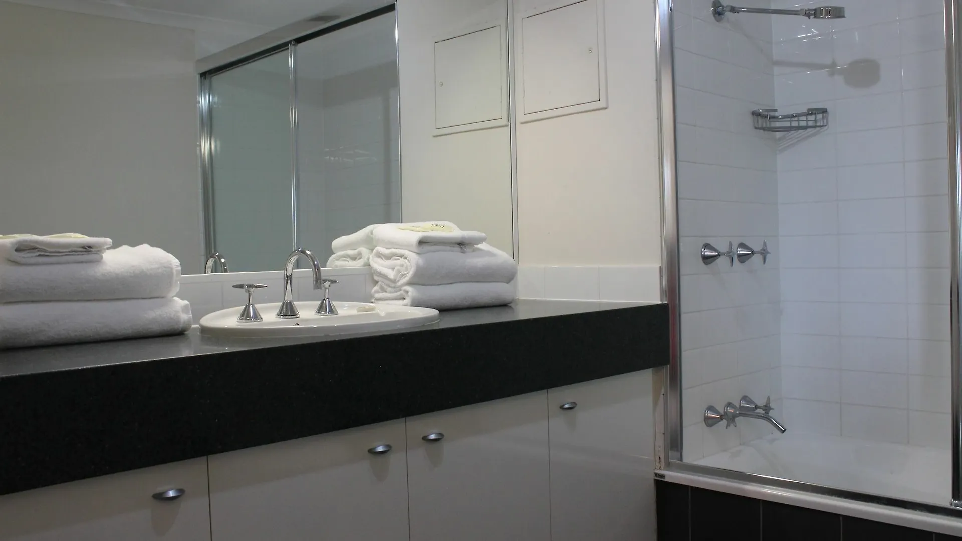 Aparthotel Currumbin Sands On The 4*