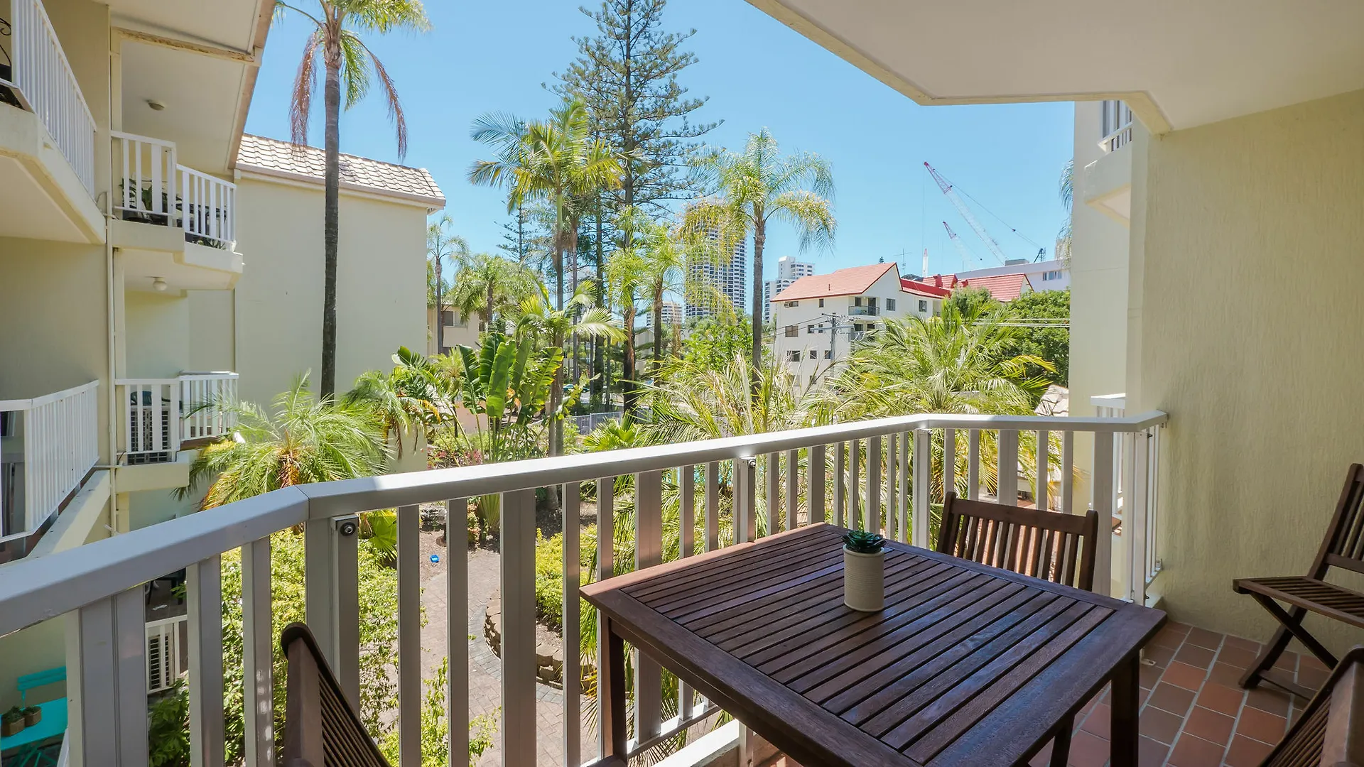 מלון Surfers Tradewinds 3*