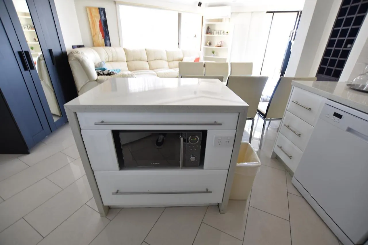 Aloha Surfers Paradise! Apartamento