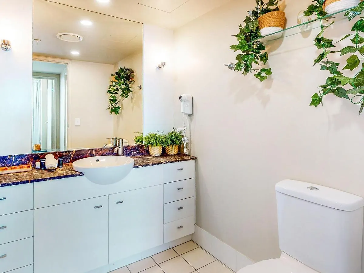 Modern 2br In Chevron Renaissance Gold Coast