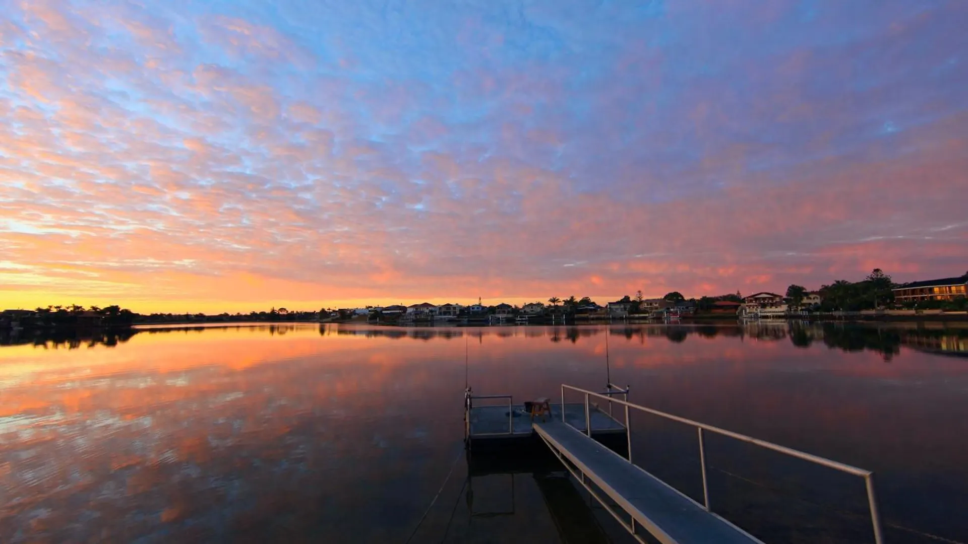 Mermaid Waters Duplex House * Gold Coast