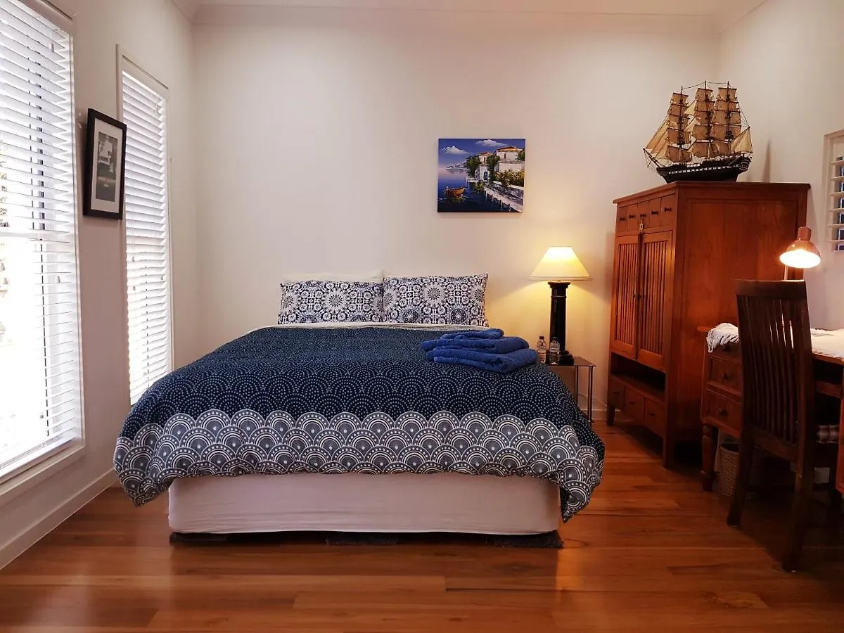 Guest house 5 Star Water Front Luxury, Ava