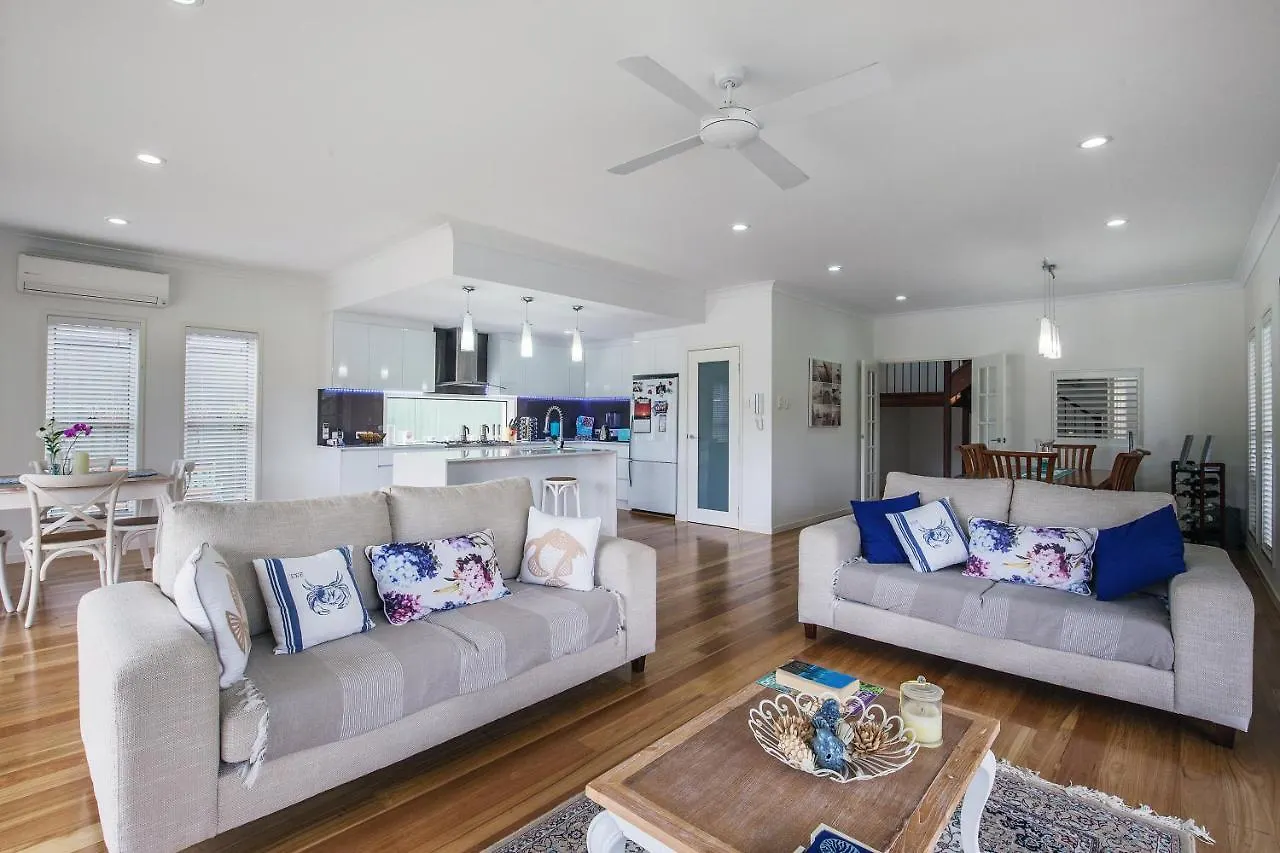 Guest house 5 Star Water Front Luxury, Ava