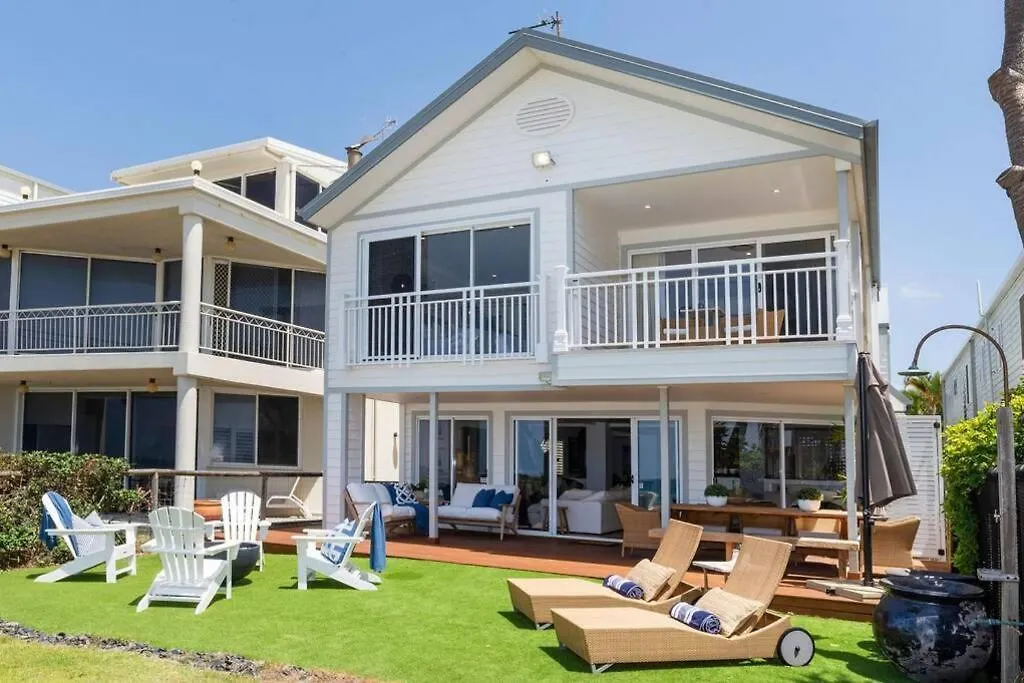 Villa Absolute Beachfront Family Size *