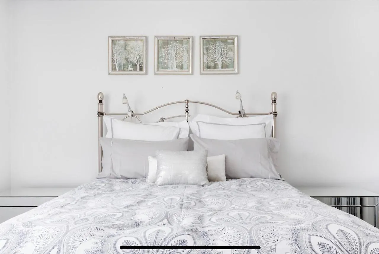 Apartment Beachside Beauty At Burleigh Pavilion!
