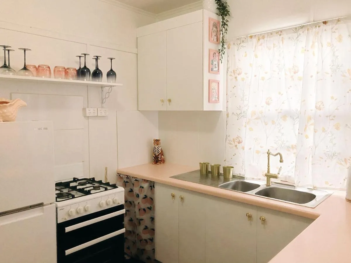 Boutique Vintage Styled Unit, Metres From Beach *