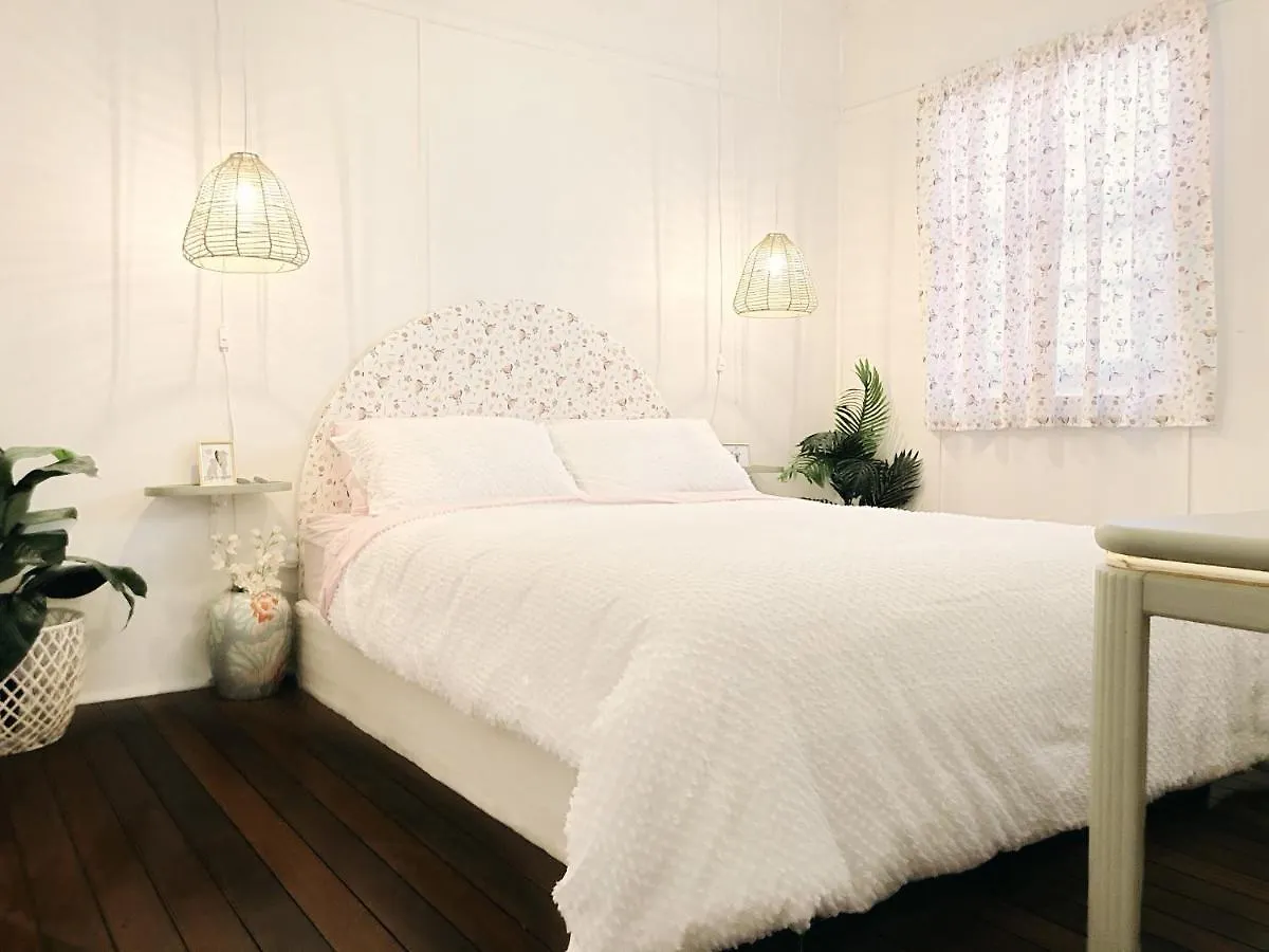 Boutique Vintage Styled Unit, Metres From Beach *