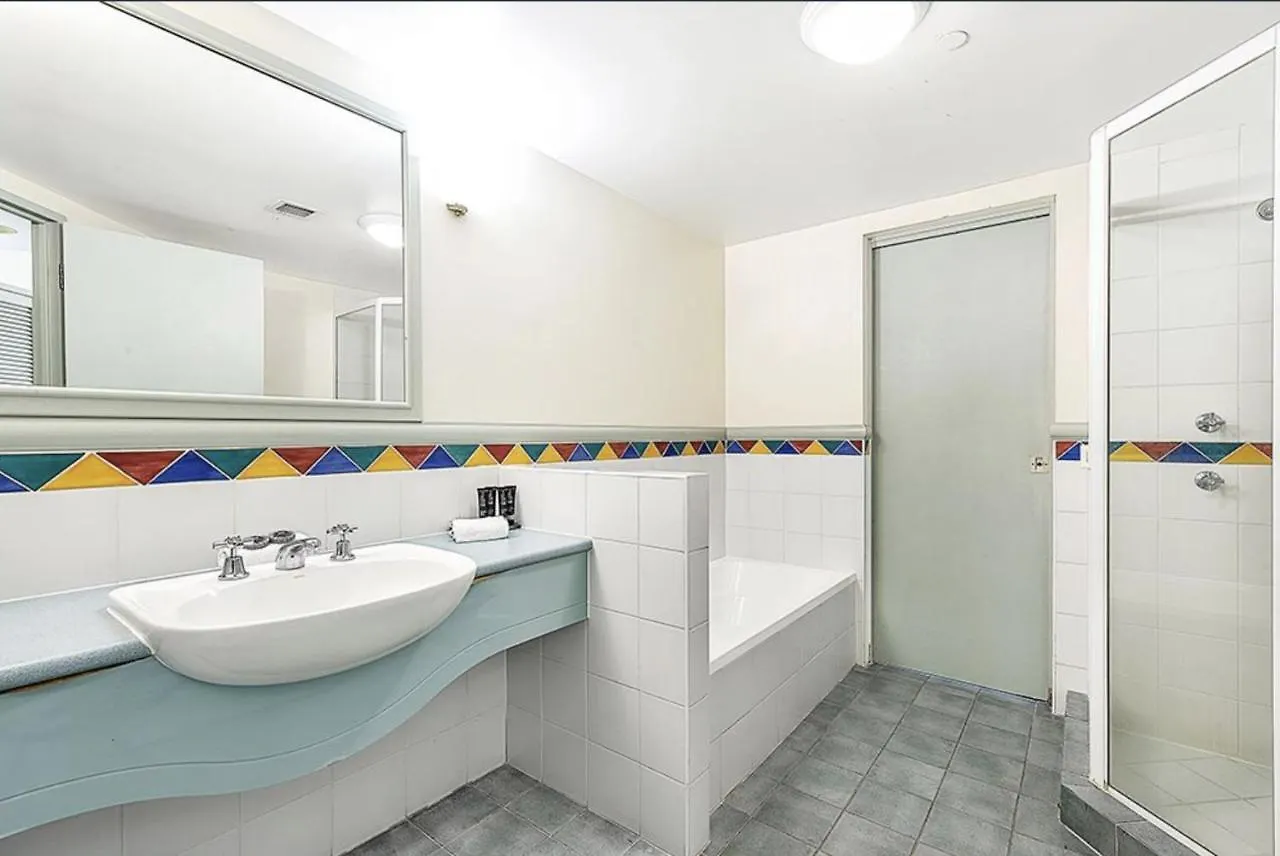 Crown Towers Apartment *