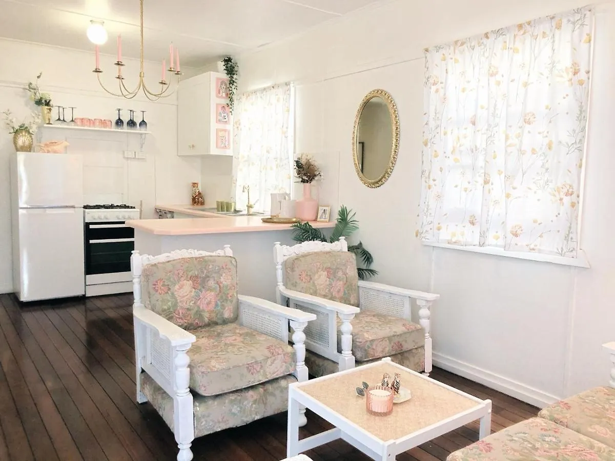 Boutique Vintage Styled Unit, Metres From Beach * Gold Coast