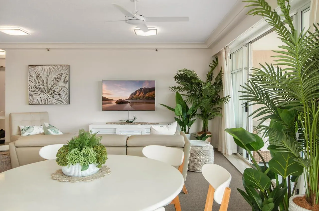Glamorous Unit With Pools, Balcony & Ocean Vistas * Gold Coast