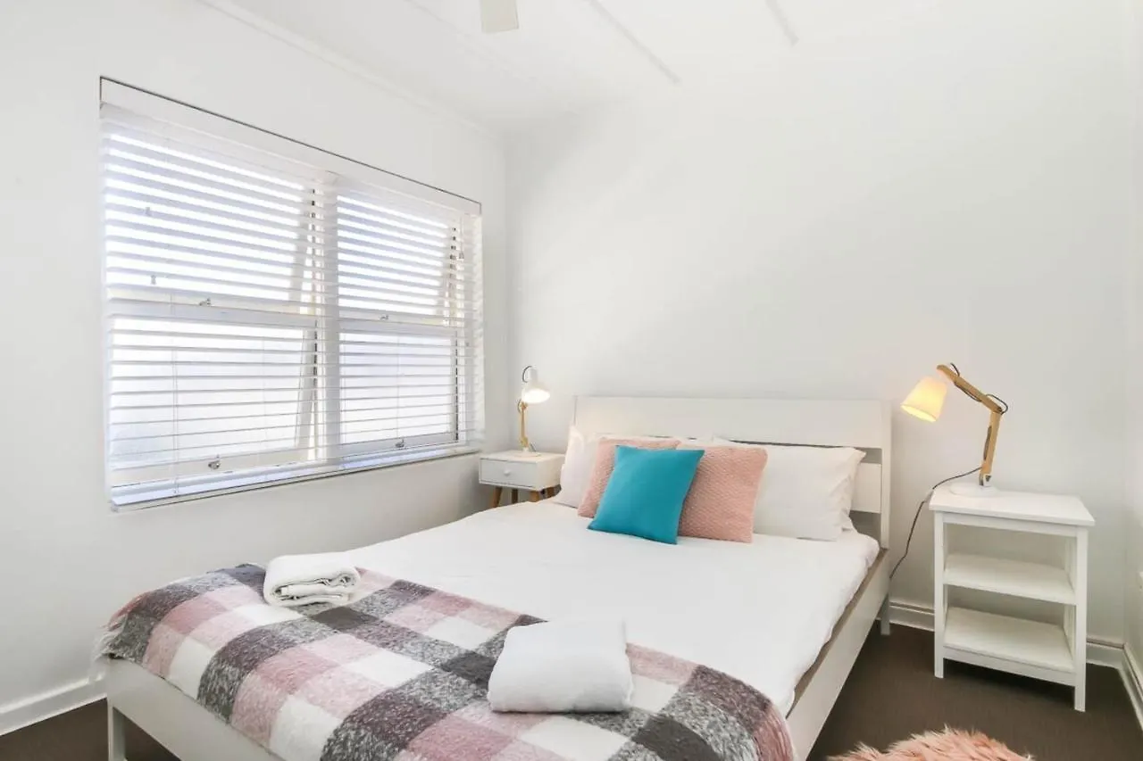 1 Bedroom Funky Steps To The Apartment *