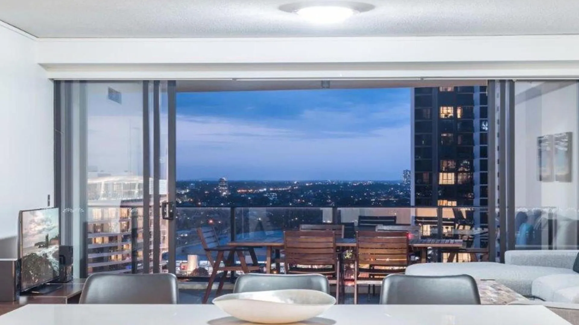Apartment Stunning And Spacious With Ocean Views Sierra Grand Broadbeach - Gchm