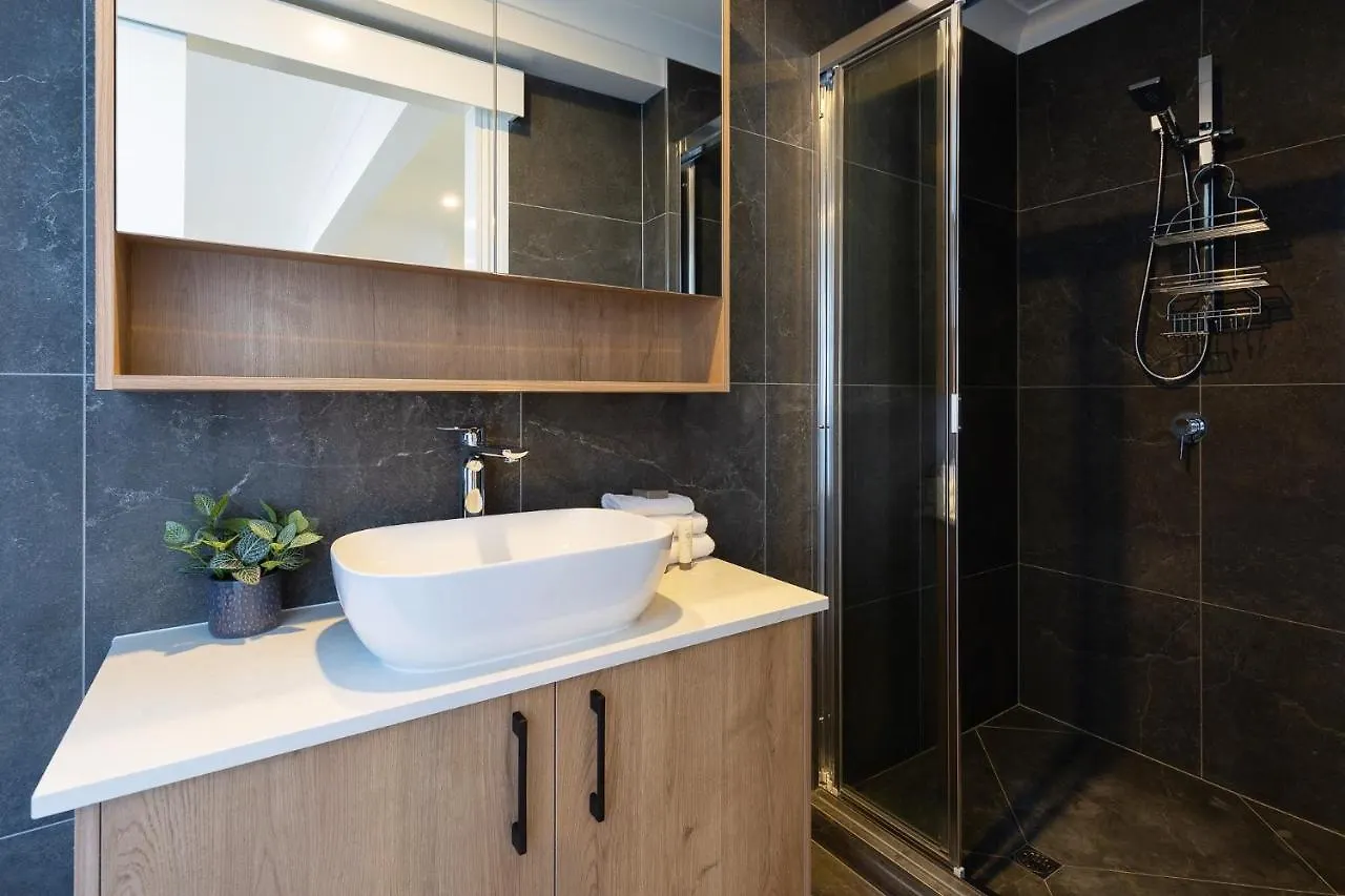 Surfers Paradise Unique 7-bedrooms Waterfront *