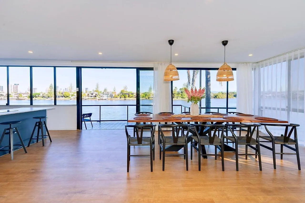 Surfers Paradise Unique 7-bedrooms Waterfront *