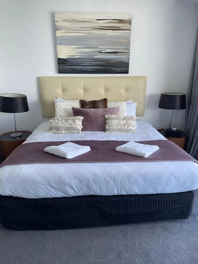 4 Bedroom Luxury Sub Penthouse Oracle Broadbeach Level 31 Magnificent Views 260m2 Family Skyhome Sleeps 8 Adults And 2 Children, Sofa Bed Portacot, High Chair To Everything Skyhome 5 Star