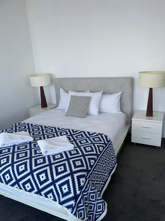 Apartamento 4 Bedroom Luxury Sub Penthouse Oracle Broadbeach Level 31 Magnificent Views 260m2 Family Skyhome Sleeps 8 Adults And 2 Children, Sofa Bed Portacot, High Chair To Everything Skyhome 5 Star