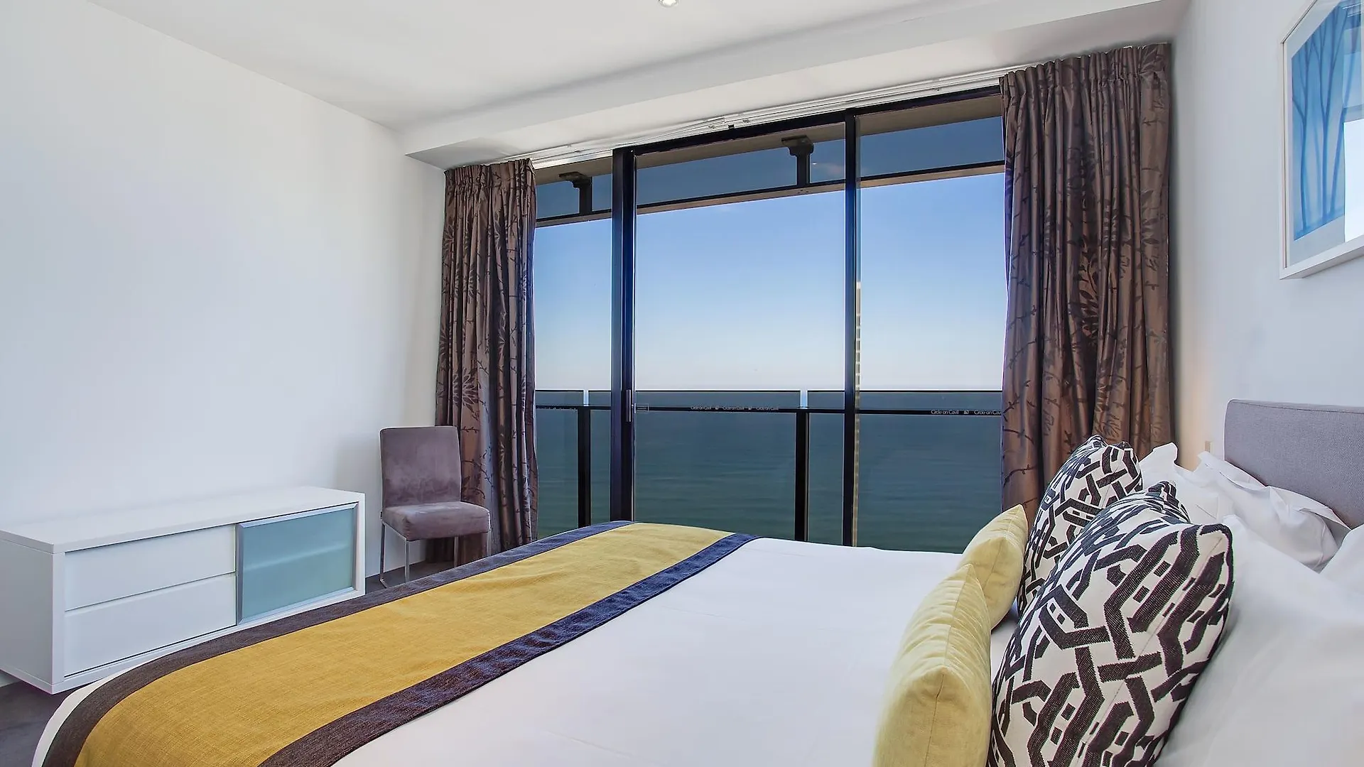 Mantra Circle On Cavill Aparthotel 4*