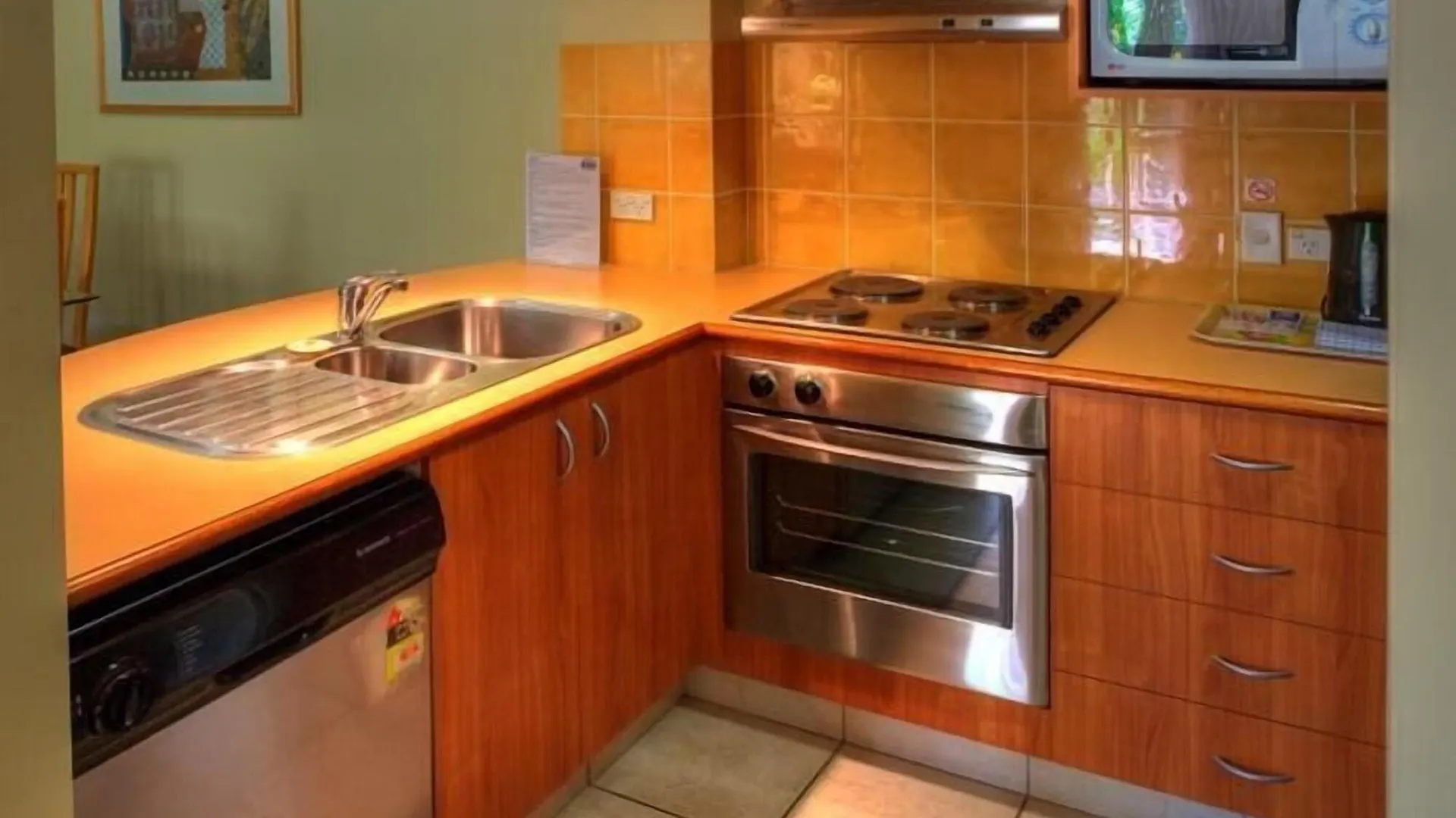 Bila Vista Kirra Beachside Aparthotel 3*