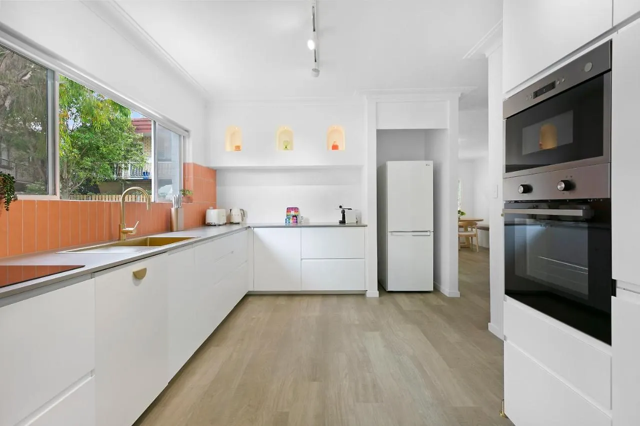 Spacious 4-bed With Mediterranean Touches