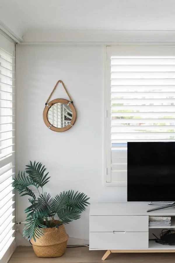 Beachy, Bright, And The Location On The Gc! Apartment *