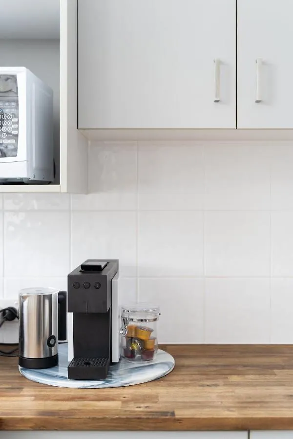 Beachy, Bright, And The Location On The Gc! Apartment