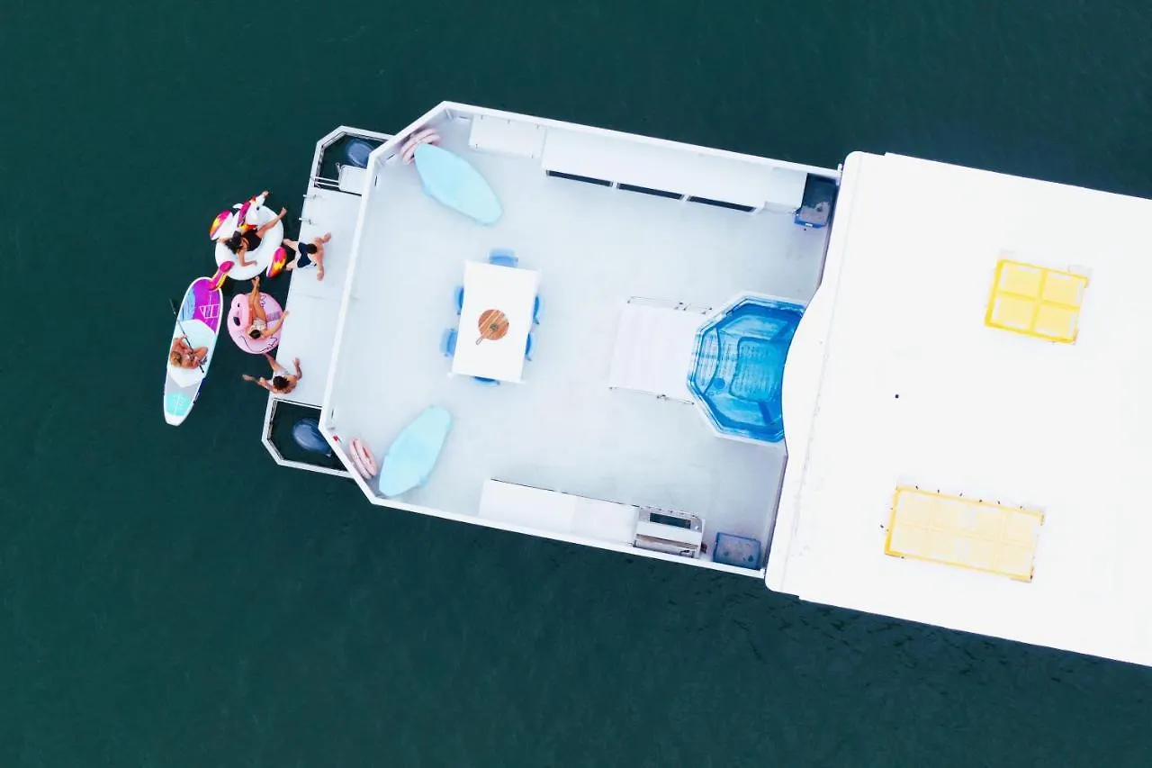 Botel Coomera Houseboats 4*