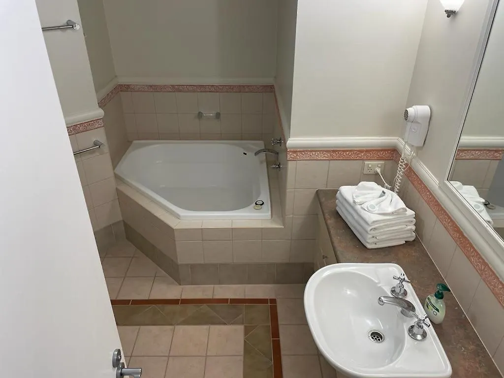 Crown Towers Apartment *