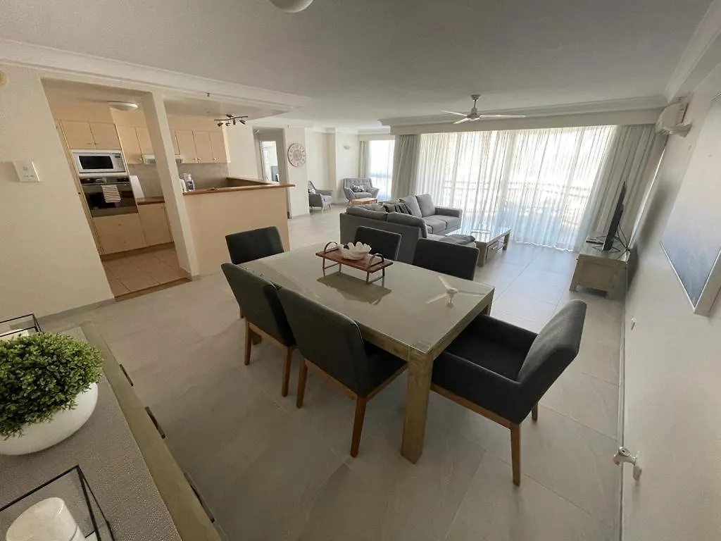 Crown Towers Apartment *