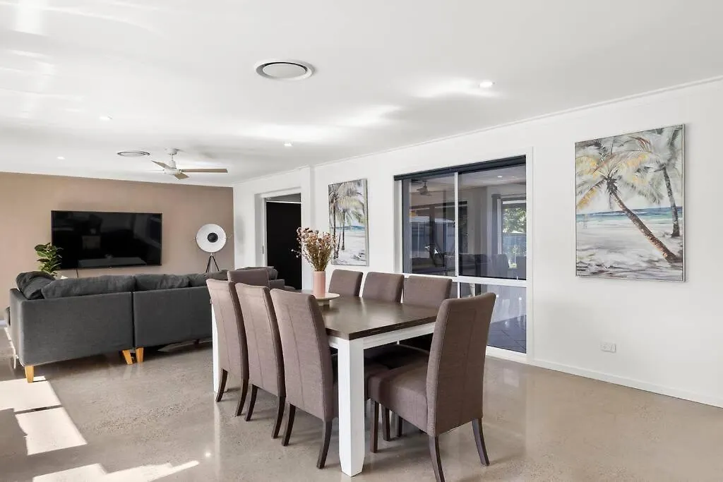 Ultra Modern & Relaxing Inner 4bed House - With A Private Pool - 10mins Walk To *