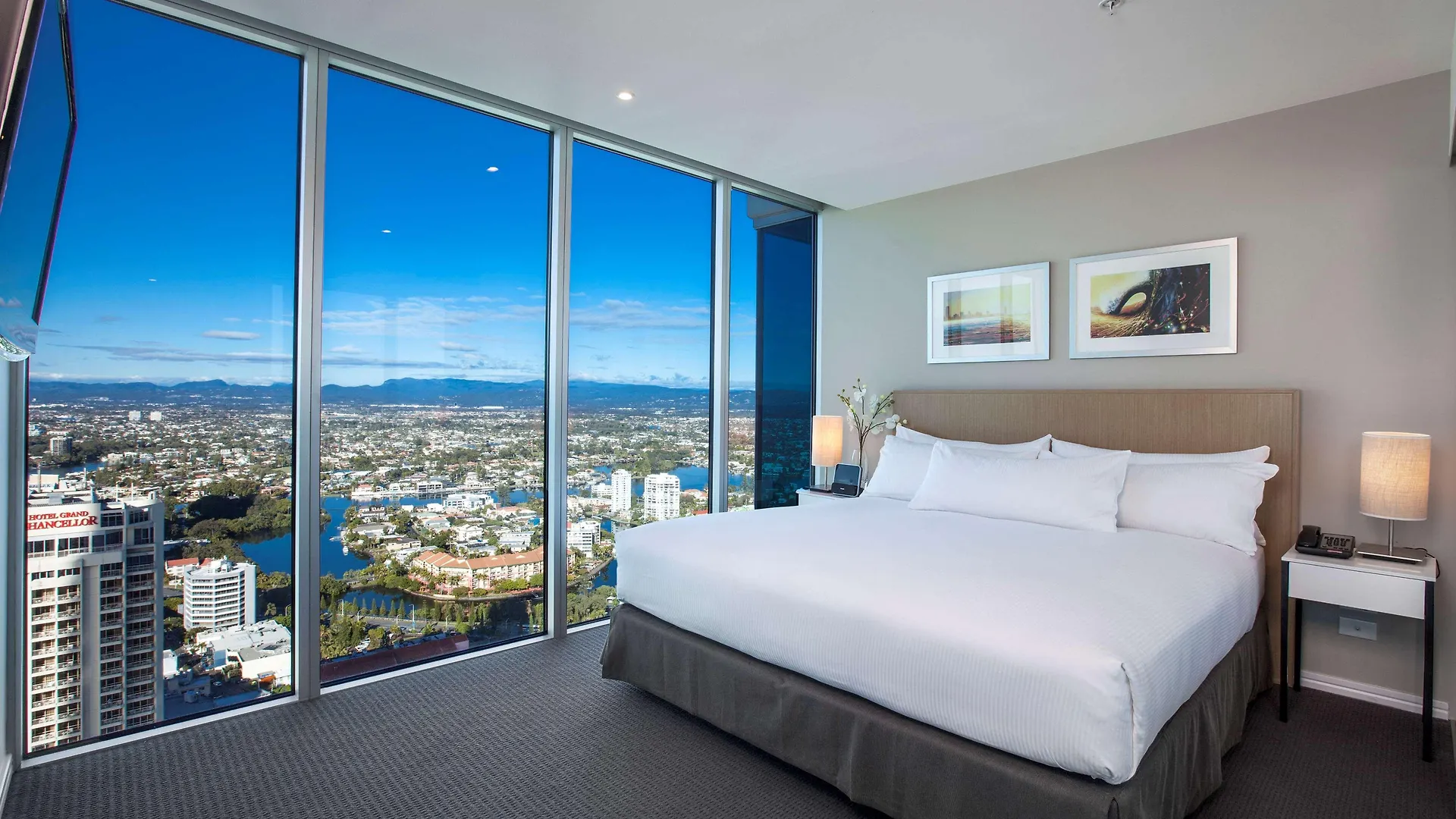 Hilton Surfers Paradise & Residences 5*