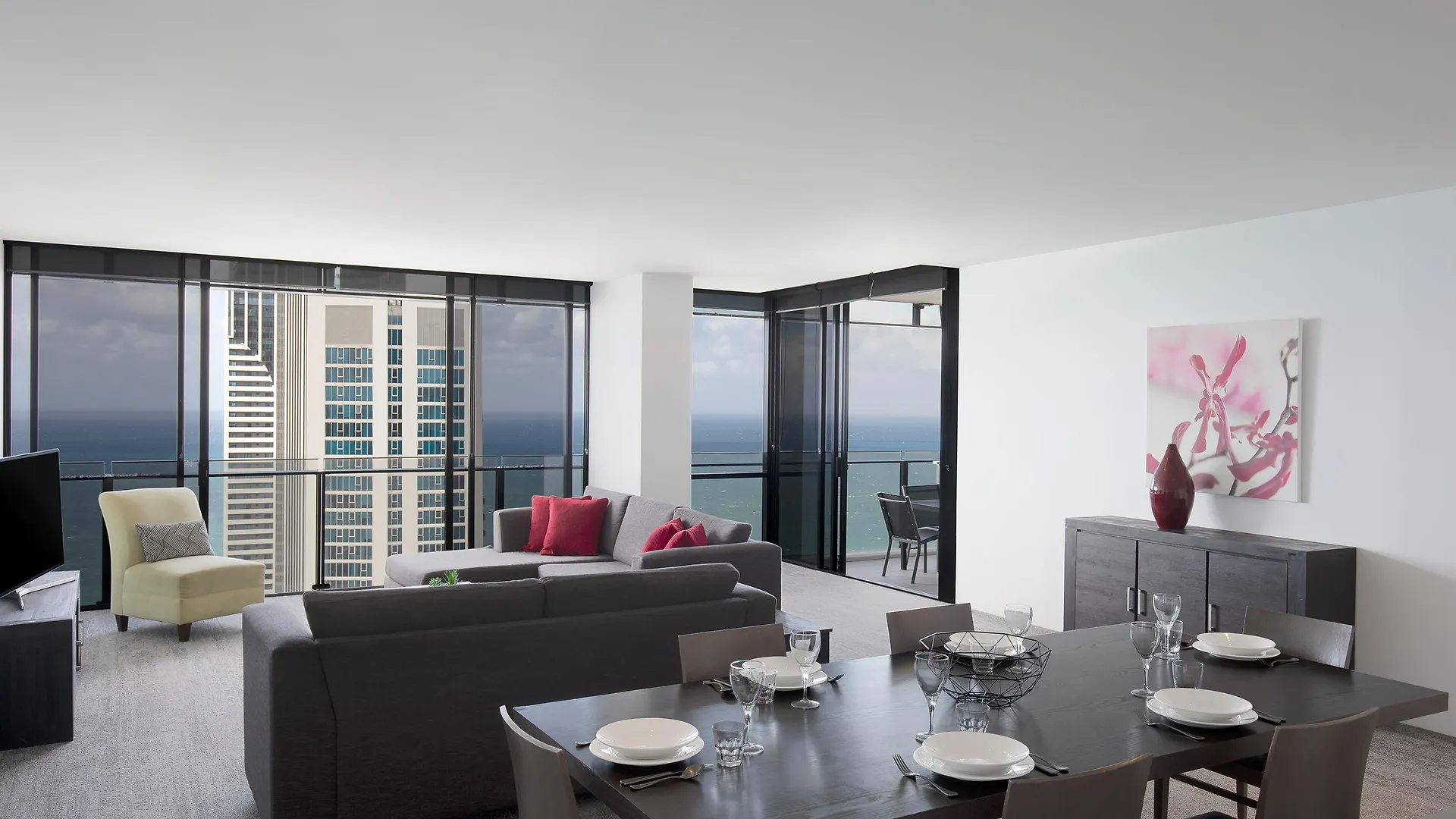 Mantra Circle On Cavill Aparthotel