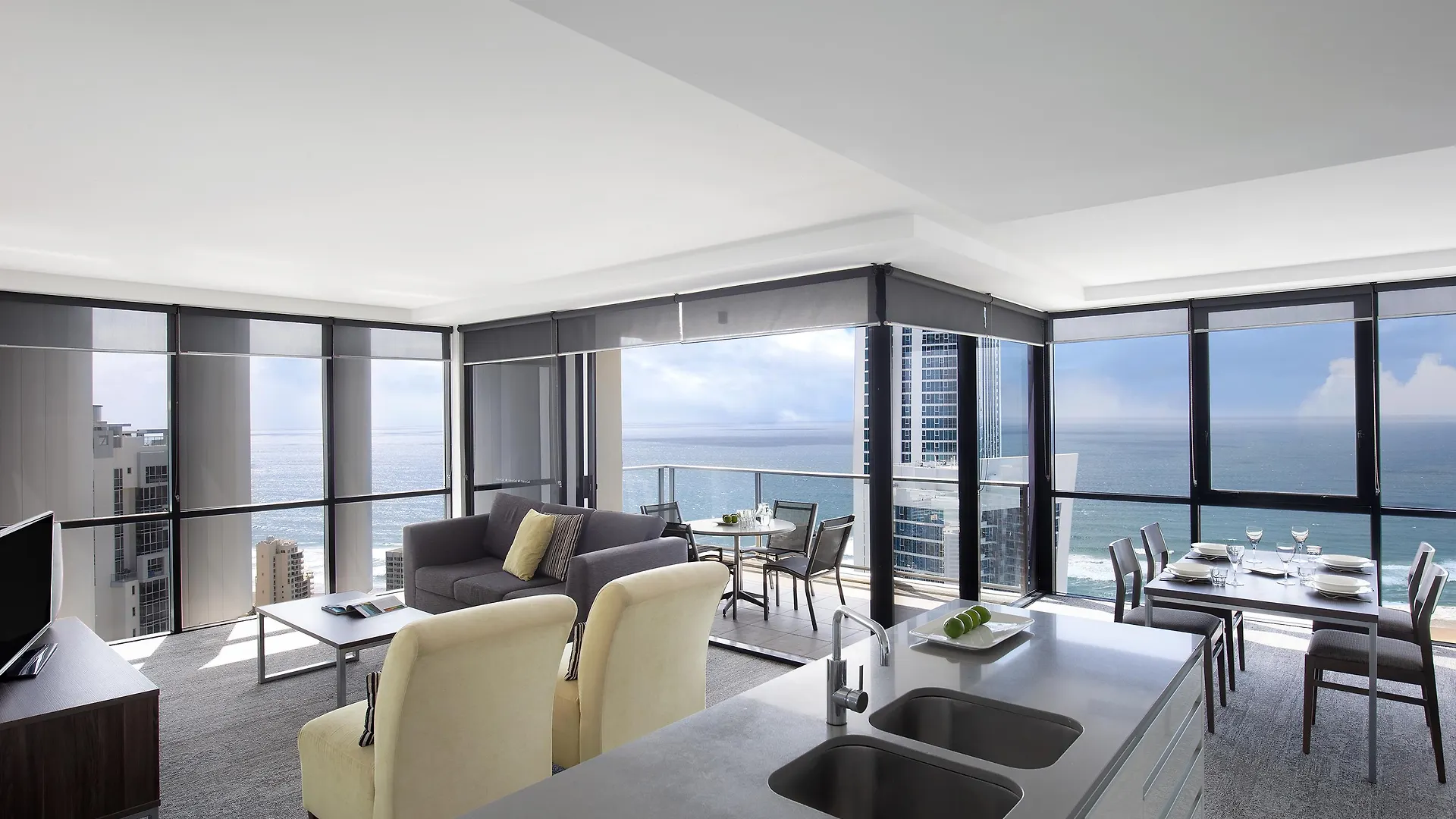 Aparthotel Mantra Circle On Cavill 4*