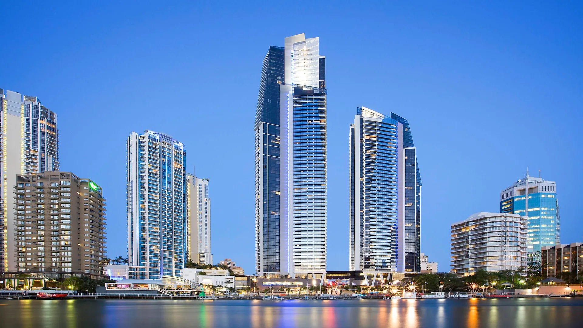 Aparthotel Mantra Circle On Cavill 4*
