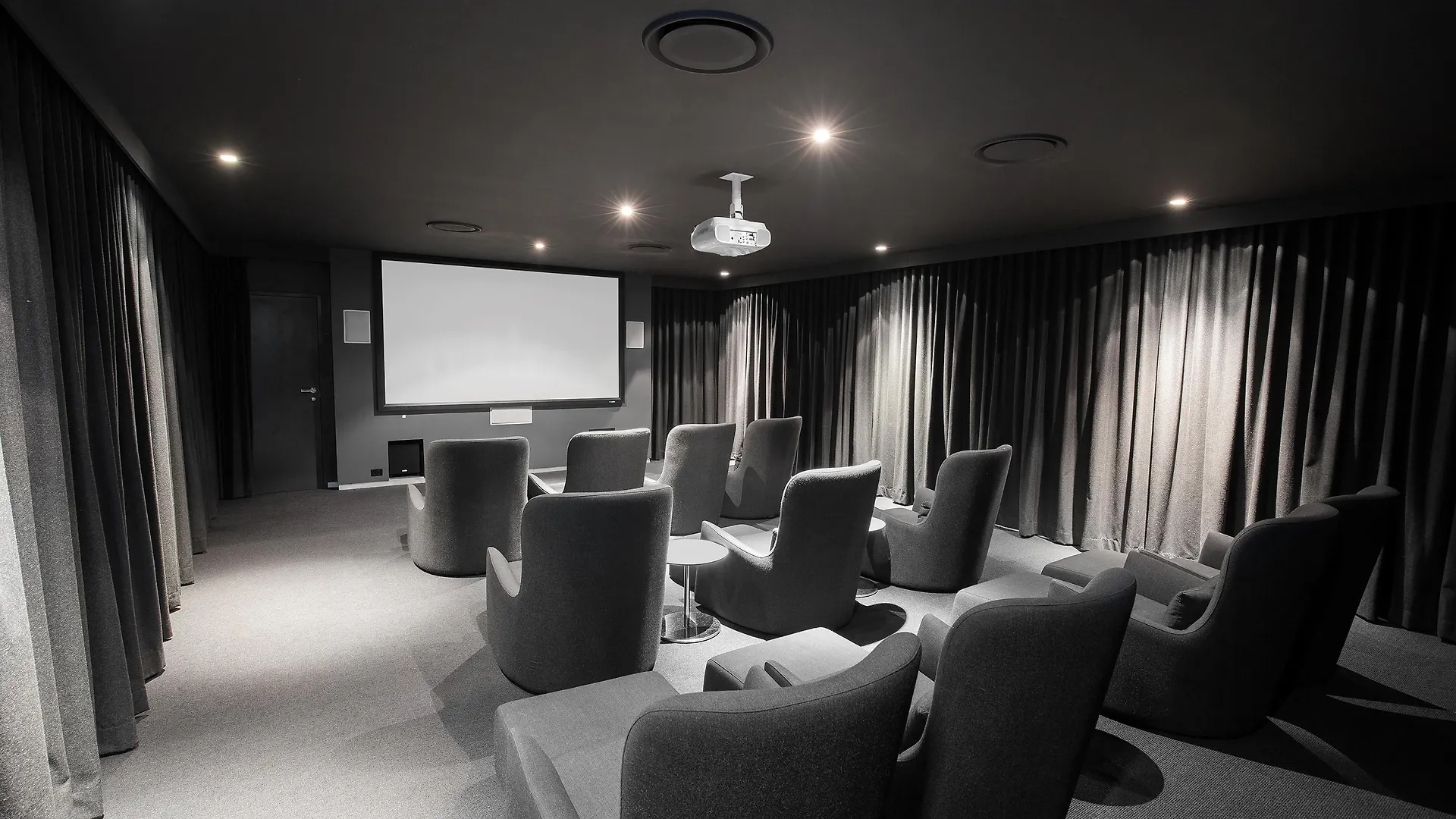 Aparthotel Mantra Circle On Cavill 4*