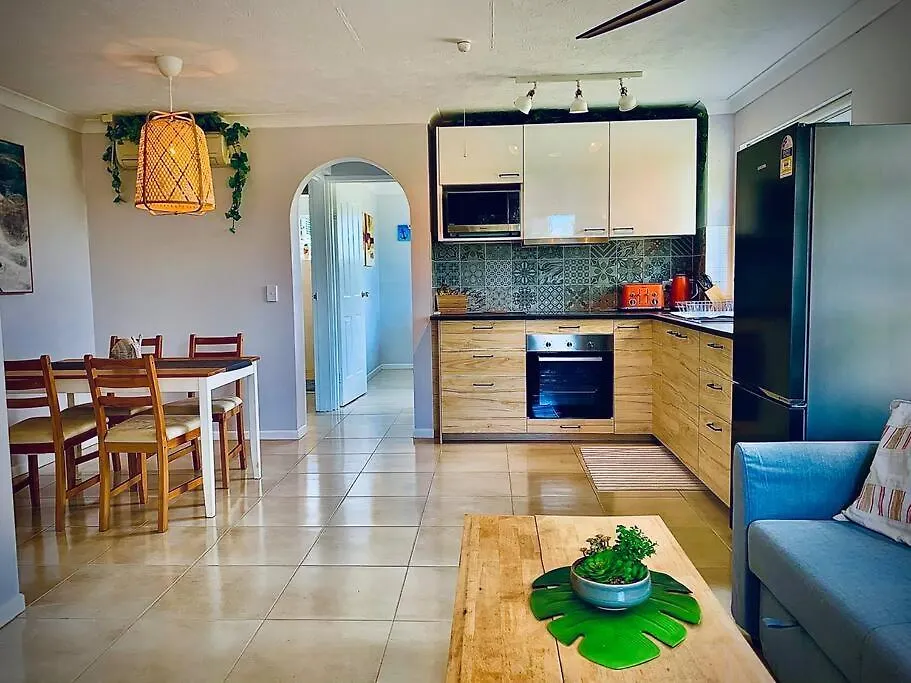 Broadbeach, Stylish Close To Everything Apartment *