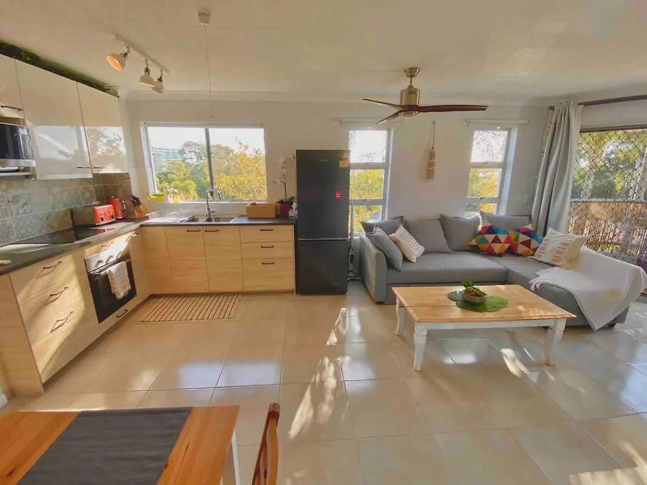 Broadbeach, Stylish Close To Everything Apartment