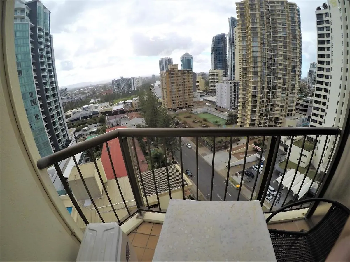 Surfers Holiday Apartment *