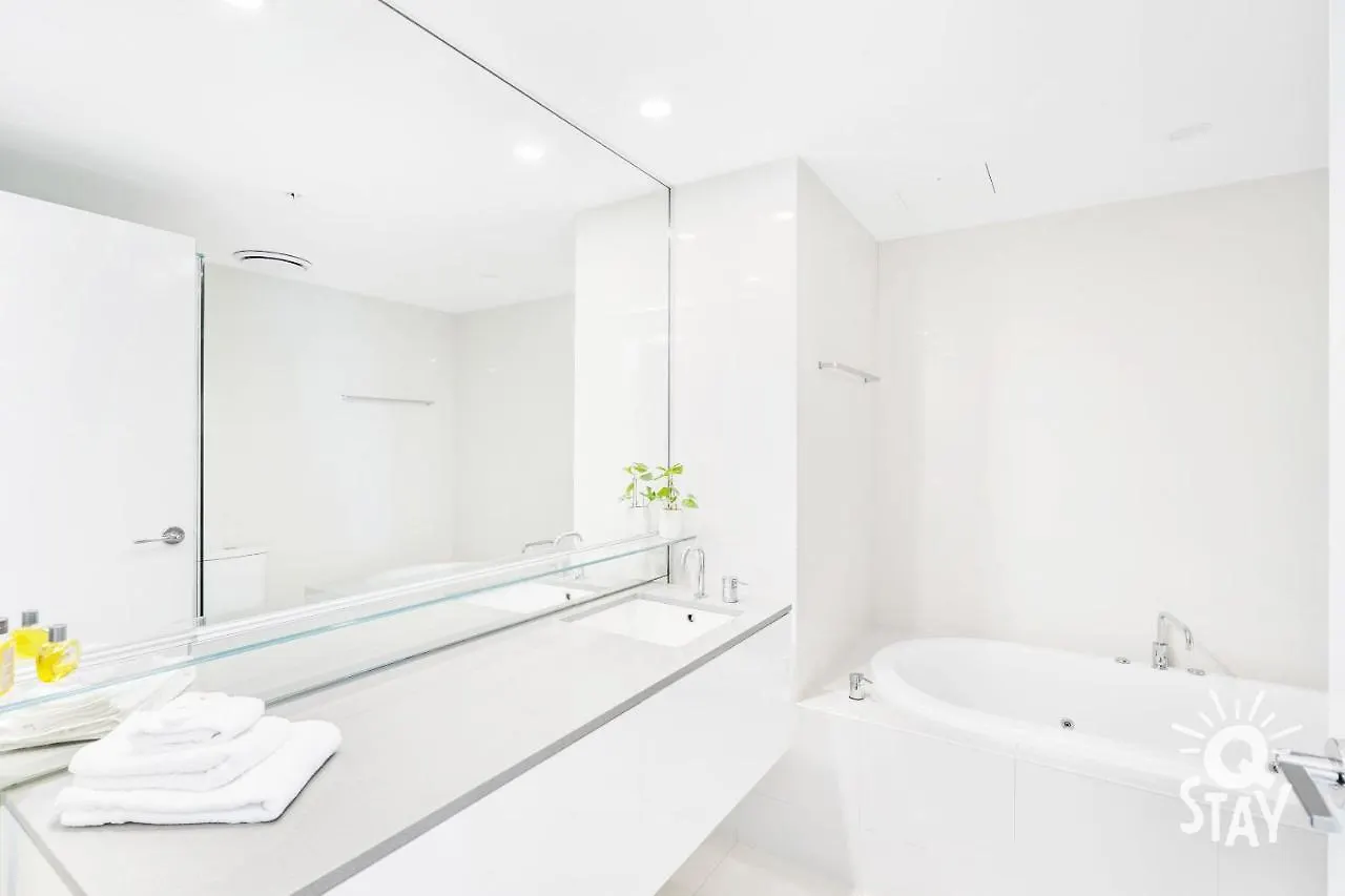 Circle On Cavill - 2 Bedroom Ocean View Units Apartment
