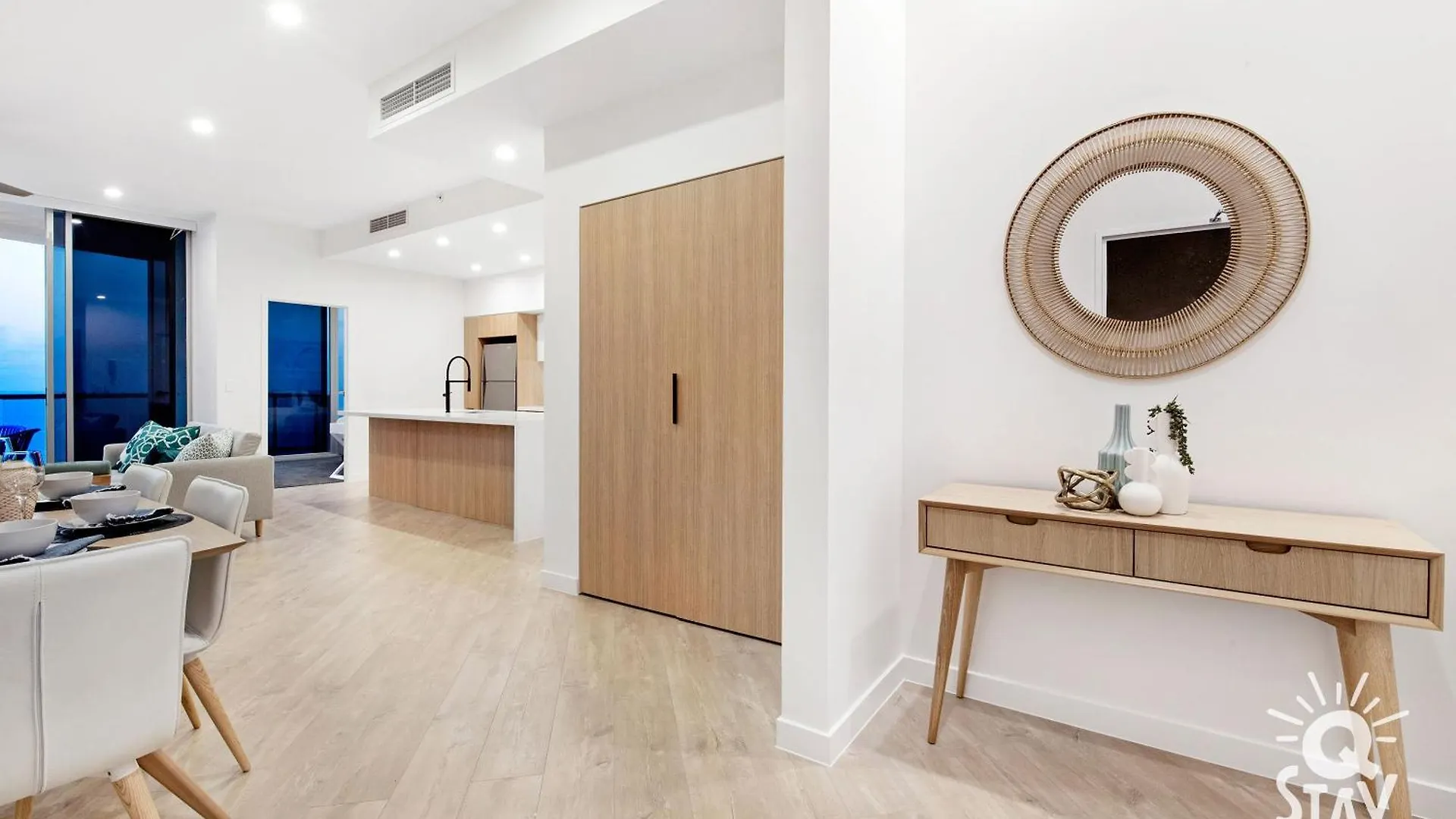 Apartment Luxurious 3 Bed Executive Sub Penthouse With Ocean View At Chevron Renaissance - Q *